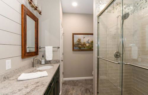 Secluded 4 bedroom with hot tub minutes from campus - Foto 8