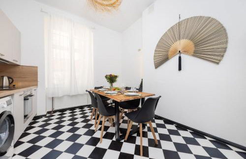 Central 6 Beds Apartment, Group & Family Friendly, Kitchen, Washer, Work Station, Netflix & PayTV - Photo 5