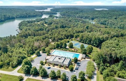 Stylish Lakehouse with Black-and-White Modern Design near Lake Hartwell, Clemson SC - Foto 43