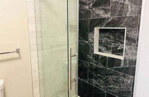 Walk to Dining Breweries and Shops Plus New Hot Tub - Foto 47