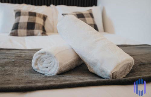 Sophisticated & Stylish Flat near Manchester Airport - Sleeps 9 - Foto 18