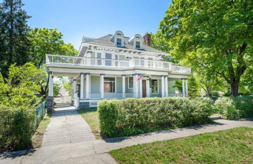 Historic Manor with 8 BDRMS 9 BATHS & 3 Kitchens - Foto 1