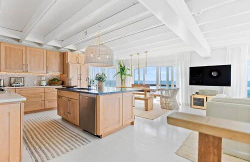 Surfside Villa by Rove Travel - Oceanfront Home with Hot Tub - Foto 15