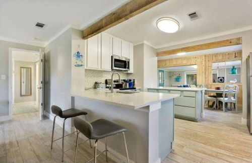 Beautiful Beach House 2 Minute Walk to Sandy Beaches Quiet Area - Foto 8