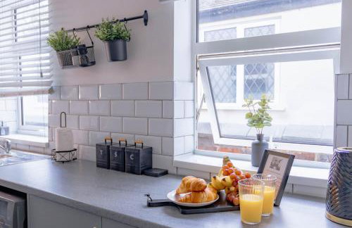 Templar House - Sleeps 6, Special Weekly Monthly Stay Rates, Central Location with FREE Parking, FREE WiFi, Perfect for ALTON TOWERS & M6 - Foto 7