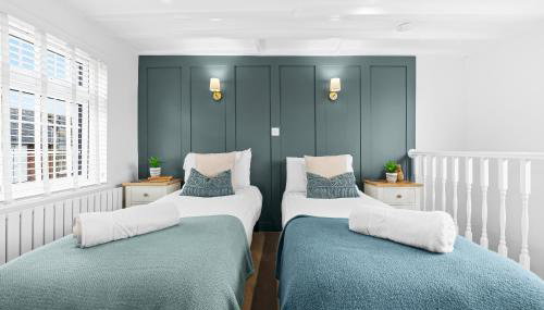 3-BR Luxe Cowes Cottage Harbour Views, Sleeps 6, with Private Garden - LONG TERM STAY WINTER SPECIAL OFFER AVAILABLE! - by Blue Puffin Stays - Foto 3, towels