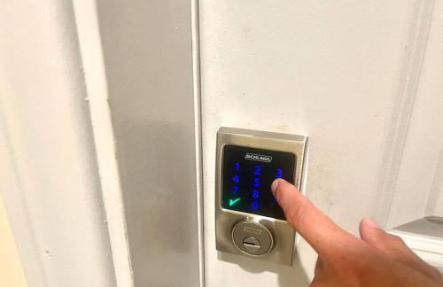 FuLLy LoAdeD ReSerVaTioN 3bed 2ba w Parking - Photo 15