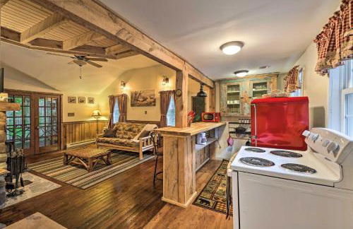 Cabin with Trails and Creek! 23 Mi to Camelback Slopes - Foto 8