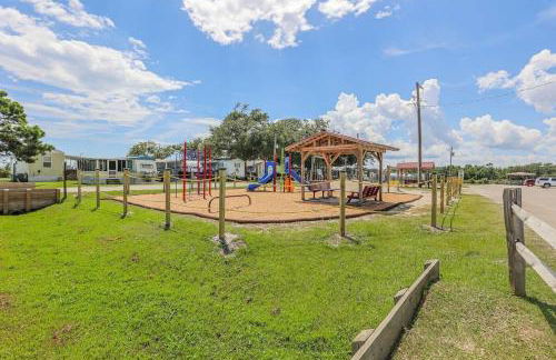 Surf City 2BR Model Home with Pool and Boat Ramp Access - Foto 16