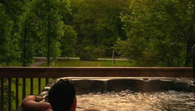 Majestic - Modern Cabin, Hot Tub, & Game Room! - Foto 4