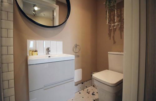 LUXURY 4 Bedroom 4 Ensuite Home in Penarth (Pool Table Games Room & BBQ Garden) with Sea Views - Photo 76