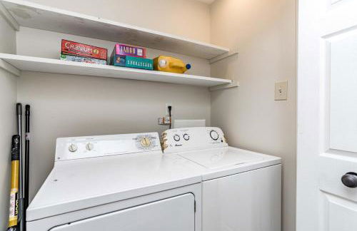 Renovated N Raleigh home with firepit wifi & king bed - Foto 19