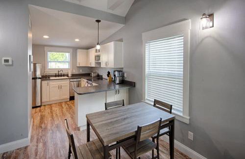 Quaint Cottage with Private Pool-Walk to Everything - Foto 7