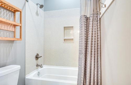 Walk to Lake Superior and Beach Modern Retreat - Foto 7