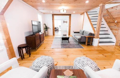 Rustic Luxe Creekside Retreat with Hot Tub and Fire Pit, Minutes From Hudson - Foto 15