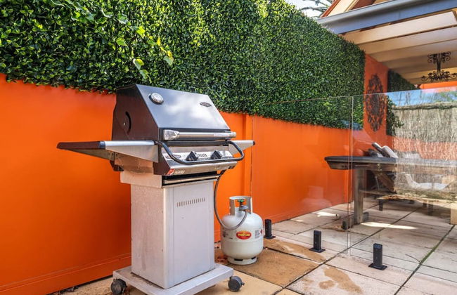 Beautiful 2 Story Manor Close to Beach and all - Foto 7