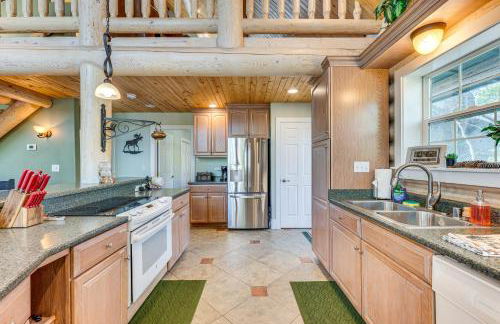 Secluded Log Cabin with Game Room and Forest Views - Foto 12