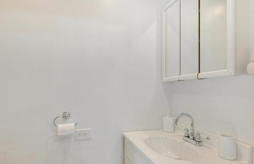 Private Hot Tub, Deck! Group Getaway in Friendship - Foto 17