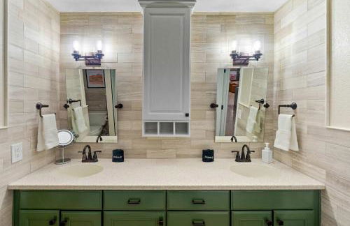 Sleeps 18 Private Pool & Hot Tub Playground - Photo 31