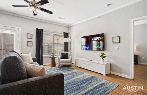 King Beds and Memory Foam Sleeper in Vibrant ATX Apt - Foto 4