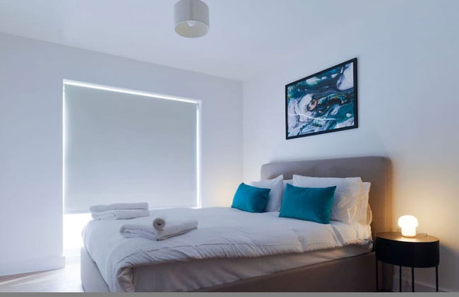 Luxury Manchester Apartment - Yellow - Photo 13