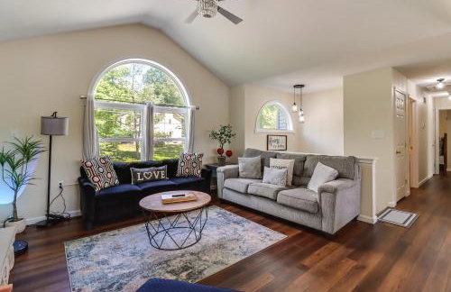 Lakefront Pocono Retreat w/ Hot Tub & Movie Hub - Foto 7