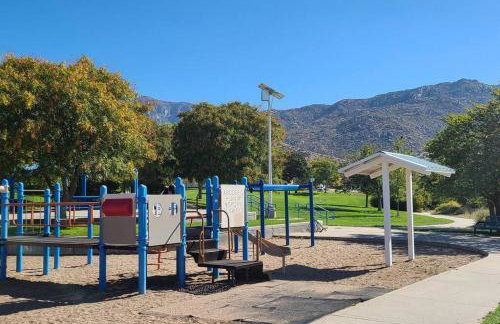 Modern Mountainside House - Photo 11