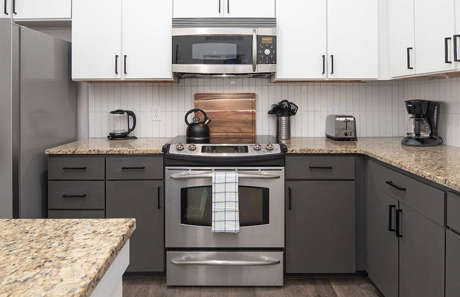 Uptown 1st Ward Corner Unit Superior 2BD Apt - Foto 12