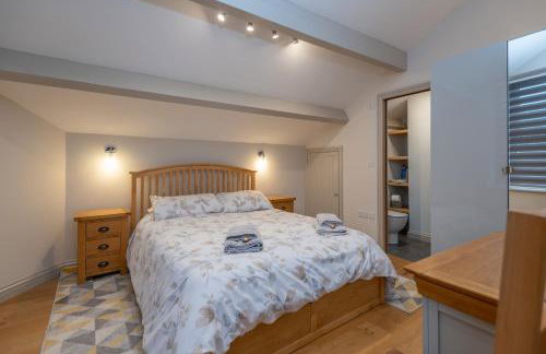 Sleeps 6 4 bedrooms 2 minute walk to the Square Hosted Happy Valley Cast - Photo 51