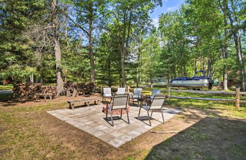 Higgins Lake Getaway with Fire Pit, Walk to Beach! - Foto 24