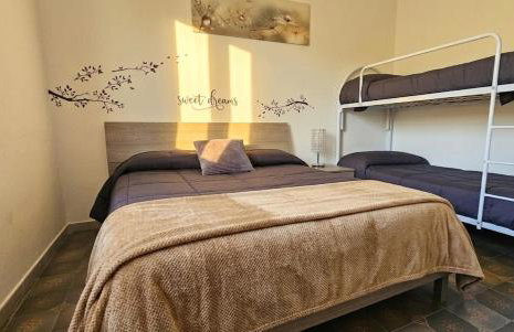 VAL D'ORCIA DELUXE 2, RAFFINATA CASA immersa nel verde con WiFi, giardino e parcheggio - Foto 8