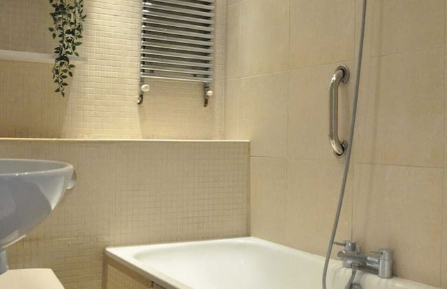 Bright 1 Bedroom Flat Perfect for City Getaway - Photo 13