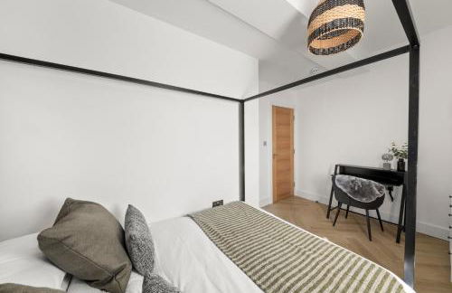 Stylish Flat I Sleeps 6 I With Parking - Photo 12