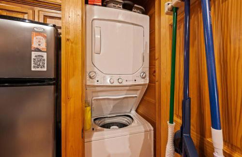 Little Pine Lodge a Smokies Hideaway - 1 mi to GSMNP - King Suite & Loft, Fireplace, Hot Tub & BEARS! - Foto 11