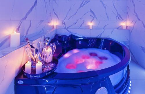 Jacuzzi LoveAparts Marki Romantic Getaway - Photo 1