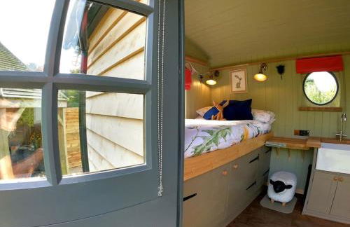 Romantic Retreat - Luxury Shepherds Hut + Hot Tub! - Foto 43