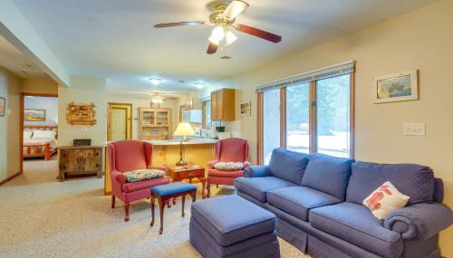 Cozy Cottage with Sunroom - Walk to Higgins Lake! - Foto 4