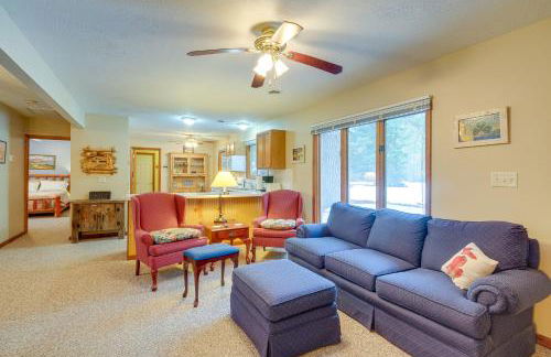 Cozy Cottage with Sunroom - Walk to Higgins Lake! - Foto 4