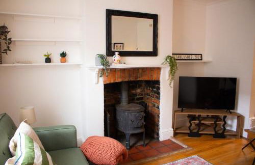 Characterful Cottage - Sleeps 6 - Parking - High Street - Photo 1
