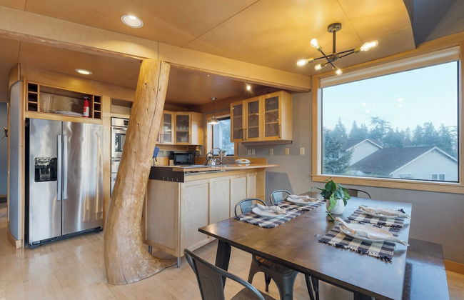 Deck Views, Fire Pit, Pool, 3 Mins to Beach Madrona Tree Retreat by Avantstay - Foto 6