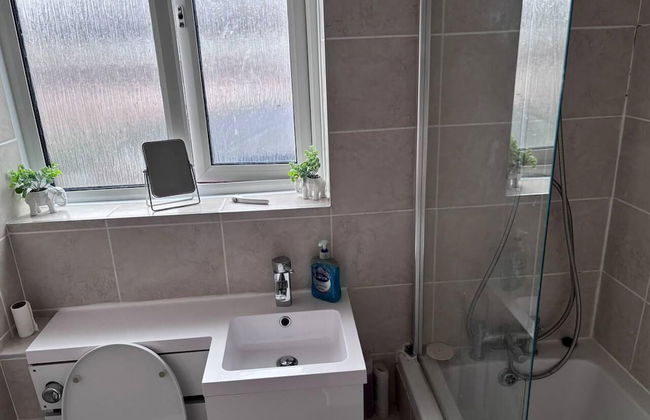 Spacious 2-bed Apartment in Hornchurch - Foto 17