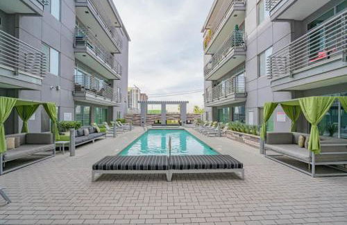 Modern 2BD DT - Balcony, Gym, W-D, Parking - Sleeps 8 - Photo 8