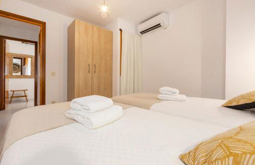 21 Sleeps Private Pool Villa & BBQ Near Barcelona - Foto 64