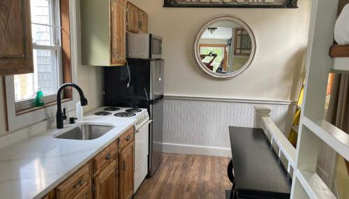 Caretakers Apartment-Split level Full Bed with European Bath Pet Friendly fee applies - Foto 2