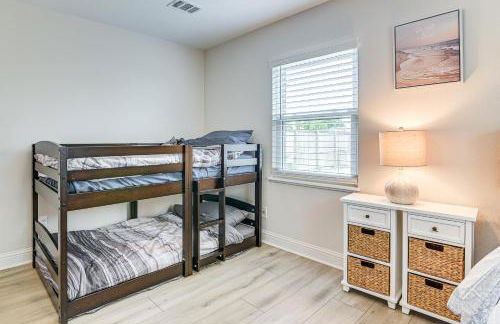 Steps to Seawall Fenced Family Home in Galveston! - Foto 17