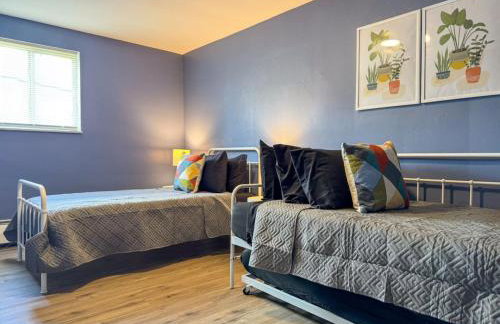 Sleeps 9 2 Bedrooms 6 Beds plus Parking and WIFI - Foto 5