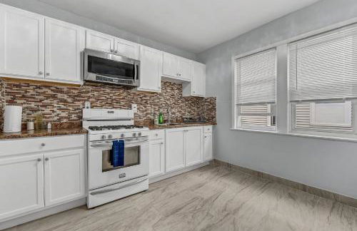 Renovated Main Floor Large 3 Bed House - Photo 23