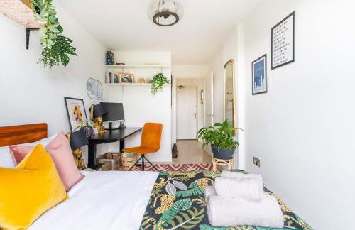 Boutique Brick Lane 2-Bed, Colourful City Vibes - Foto 32