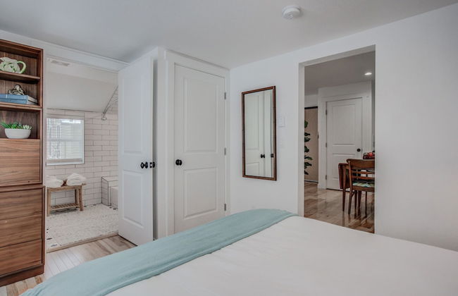 1BR Downtown Urbanitydining, Drink, Cafes & Escape - Photo 3