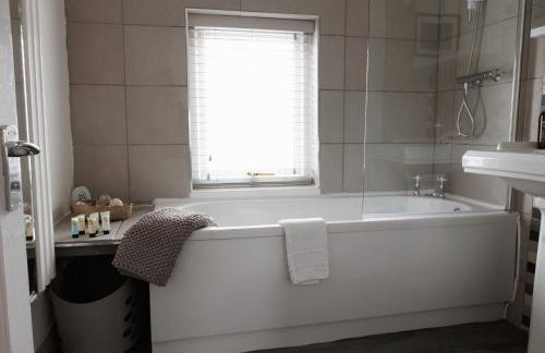 Large 4 Bed Home - Fast Wifi, Smart TV's & Free Parking - Near A66 - Foto 37